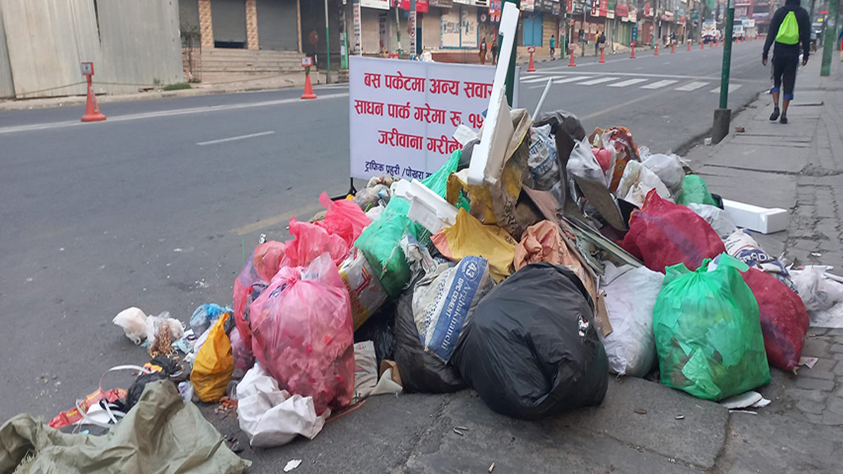 स्थानीयको अवरोधपछि चार दिनदेखि उठेन पोखराको फोहर